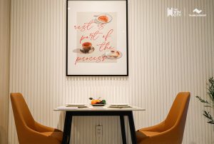 Nhà mẫu căn hộ Studio The Win City – góc bàn ăn và tranh trang trí