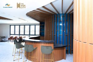Hình ảnh thực tế The Win City – sảnh đón khách hiện đại với trần lam gỗ tại nhà mẫu