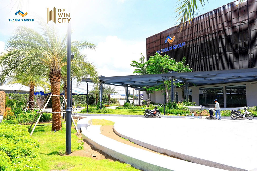 ảnh thực tế the win city ghi lại cổng chào và khuôn viên đang hoàn thiện