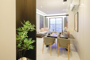 Nhà mẫu căn hộ 3 phòng ngủ The Win City – góc bàn ăn với cây xanh trang trí