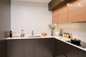 Nhà mẫu căn hộ 3 phòng ngủ The Win City – khu bếp chữ L