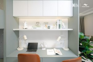 Nhà mẫu căn hộ 1 phòng ngủ The Win City – bàn làm việc treo tường và kệ